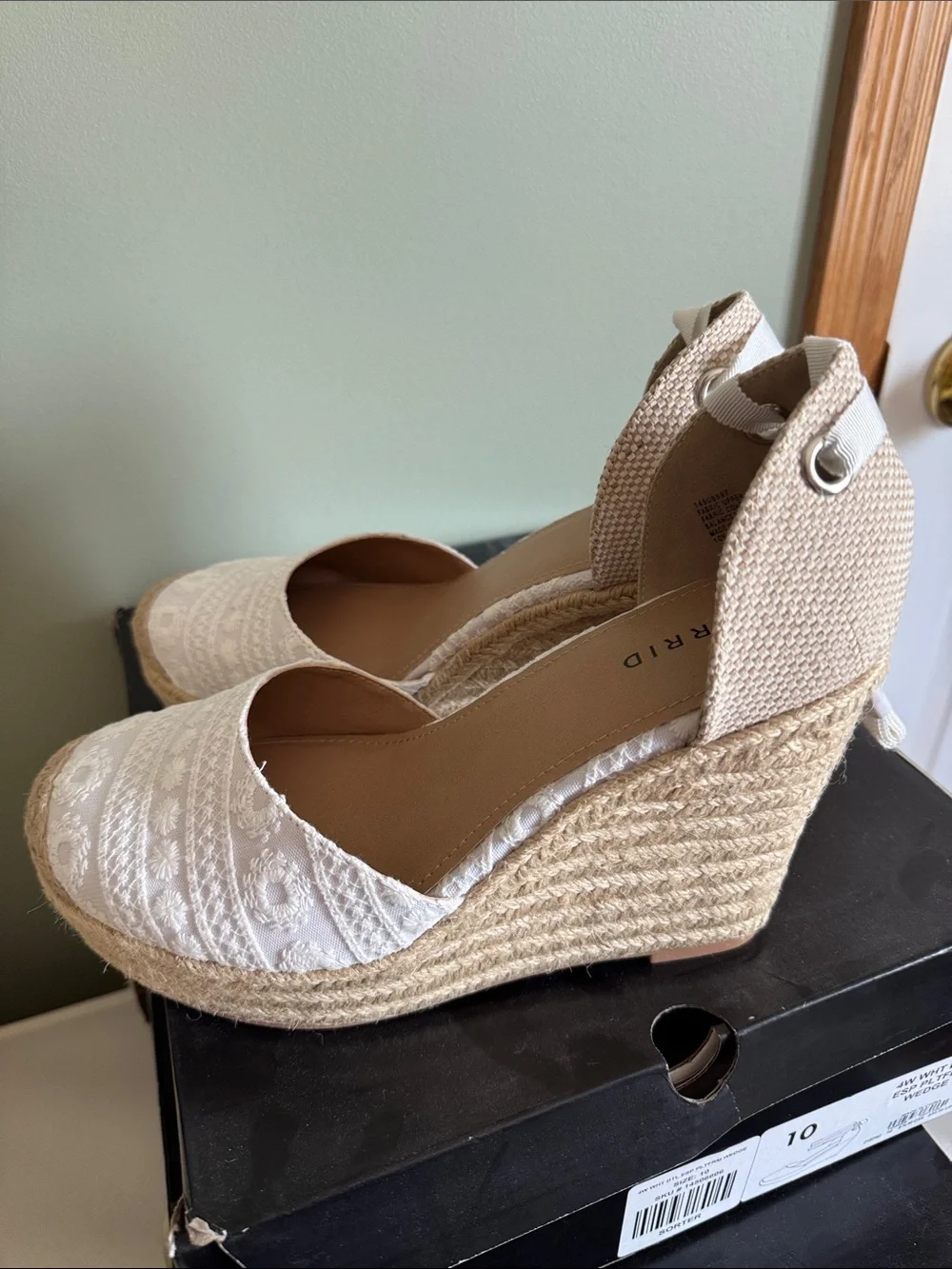 New Torrid white Embroidered Espadrille Wedges w/Ankle Ties 10 wide & 10.5 wide